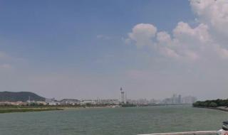 独立寒秋湘江北去